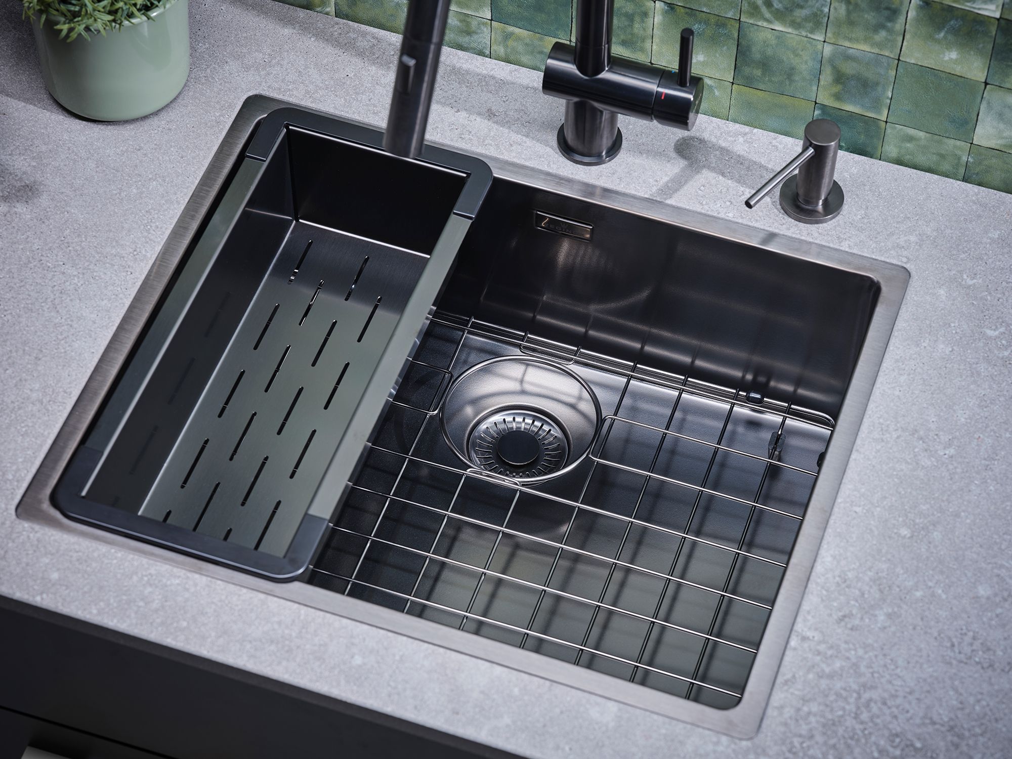 Reginox New York BOTTOM GRID 50X40 Gun Metal II Bodengitter Moderne Küchenspüle mit Edelstahlbecken, Gitter und elegantem Wasserhahn, ideal für moderne Häuser.