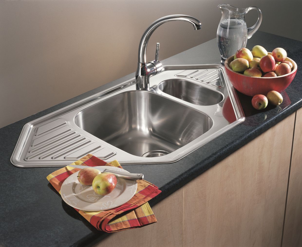 MEDUSA-CORNER-Ambiente-1 Pyramis MEDUSA CORNER 1 1/2B 2D Edelstahl Einbauspüle poliert - Ambiente 1