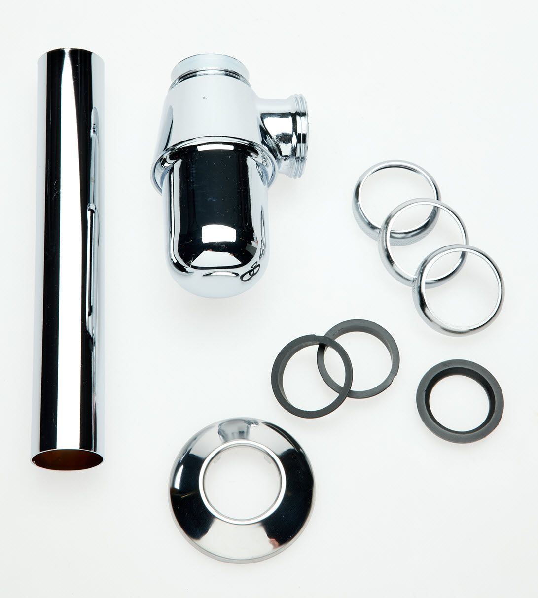 Reginox Aqua-Line Siphon chrome Eine Sammlung verchromter Sanitärteile, darunter Rohre, Unterlegscheiben und eine Abflussarmatur auf weißem Hintergrund.
