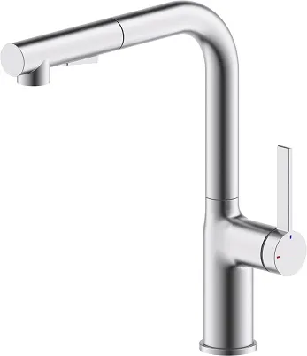 AQUA CUCINA Amari Küchenarmatur Steelfinish mit Auszugsbrause Ein moderner, hochbogenförmiger Küchenhahn mit polierter Chromoberfläche, einem seitlichen Hebel und einem ausziehbaren Brausekopf.