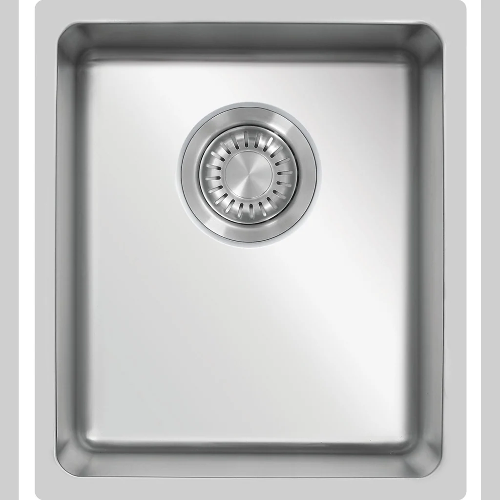 SHIGO Medizinische Edelstahlspüle ohne Überlauf 340x400x215 mm Eine Draufsicht auf ein rechteckiges Küchenspülbecken aus Edelstahl mit einem kreisförmigen Abfluss in der Mitte und einem Metallgitter.