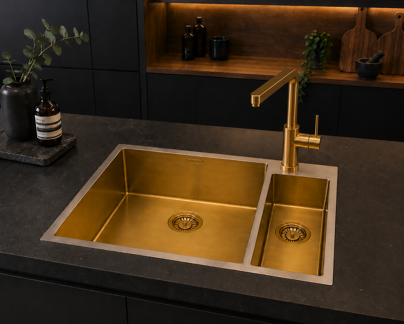 Stilvolles, modernes Küchenspülbecken mit goldenem Finish und elegantem Wasserhahn, perfekt für modernes Wohndesign.