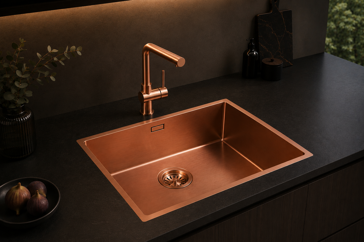 SHIGO Edelstahlspülbecken Copper mit PVD Beschichtung 1 Becken 50x40 cm Eine luxuriöse Küchenspüle aus Kupfer mit passendem Wasserhahn vor einer dunklen Arbeitsplatte in einem modernen, eleganten Wohnambiente.